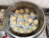 Making small steamed buns